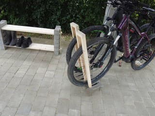 Betónová dlažba nemusí slúžiť len na spevnené plochy. Takto si z nej vyrobíte lavičku a stojan na bicykle