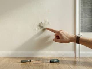 Nočná mora pod obkladom: Kvôli tejto neviditeľnej chybe budete búrať novú kúpeľňu