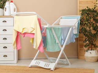 Rýchlejšie suchšia bielizeň na sušiaku? Vyskúšajte japonskú metódu usporiadania