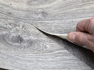 Odlepuje sa vám linoleum? Toto je 5 najčastejších dôvodov, prečo nedrží