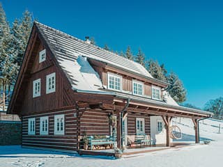 Poctivý zrub stavali tri roky. Použili lepené hranoly, aby sa drevo nehýbalo a stavba nepracovala ani po rokoch