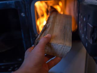 6 dôležitých pravidiel pri kúrení drevom! Ak ich dodržiavate, kúrite účinne, ekologicky, a pritom najlacnejšie
