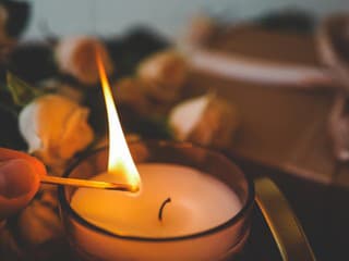 Ako predĺžiť horenie sviečok: Pomôže ich zmrazenie alebo je lepší trik s alobalom?