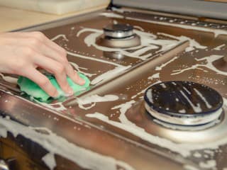 Čistíte nerezové spotrebiče a riady v smere vlákien? Ušetríte si tým veľa práce