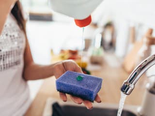 Máte ho pri dreze, no nevyužívate ho naplno: 13 praktických spôsobov, ako využiť saponát