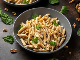 Pripravte panvicu a štartujte stopky! Tieto 3 chutné omáčky na cestoviny sú rýchlejšie ako donáška