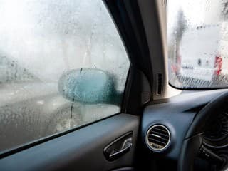 Koniec zaroseným oknám aj zápachu: Ako bojovať proti zvýšenej vlhkosti v aute?