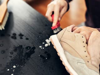 Ako vyčistiť tenisky, aby zašpinená podrážka opäť žiarila?