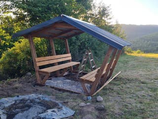 Bez betónu a kotiev! Ako si postaviť šikovný záhradný prístrešok s nákladmi do 400 €