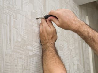 Hmoždinky do sadrokartónu a najčastejšia chyba, pre ktorú veci padajú zo steny