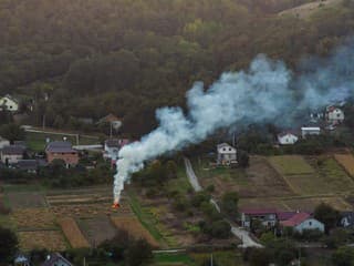 Dym zo susedovej záhrady: Kedy je pálenie záhradného odpadu nelegálne a ako postupovať?
