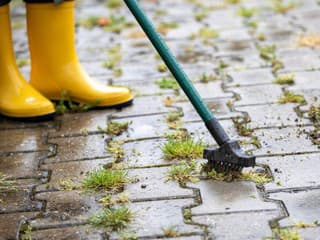 Vyzerá vaša zámková dlažba po zime zle? 6 krokov, ako ju vyčistiť profesionálne a bez poškodenia