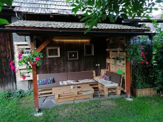 Ako som postavil záhradný prístrešok na posedenie za hospodárskou budovou pri rodinnom dome