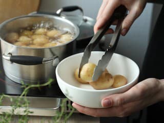 Chcete mať uvarené zemiaky o polovicu skôr? Zabudnite na ocot, skúste trik s maslom!