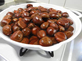 Príprava gaštanov v mikrovlnke: Dajú sa pripraviť tak, aby boli chutné a dobre sa šúpali?