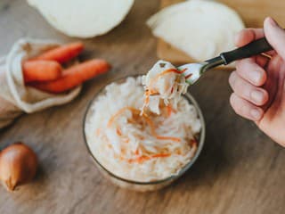 Skvelá chuť a božská chrumkavosť: Ako si pripraviť kapustovú čalamádu na priamu konzumáciu