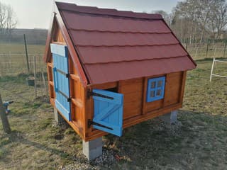 Peter ukázal, ako si vyrobil kurín pre 15 sliepok. Je skutočnou ozdobou záhrady!