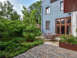 Premena, ktorá vdýchla dušu neútulnému dvoru: Z átria vytvorili zelenú oázu s vodným prvkom a magnóliou