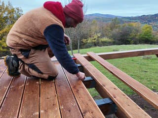 Ako si svojpomocne postaviť drevenú terasu, ktorá vydrží roky? Vyberajte z týchto materiálov