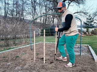 Jednoduché zapichovanie oporných kolíkov na paradajky: Lukáš vyrobil šikovný prípravok zo starej rúry