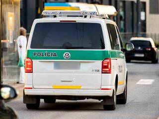 Policajti sa chceli pochváliť zásahom proti daňovým únikom. Jedna fotografia však prezradila heslo ku kryptopeňaženke za milióny