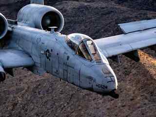 USA vysielajú do Hormuzského prielivu lietadlá A-10 a vrtuľníky Apache. Bližšie k bojisku, vyššie riziko