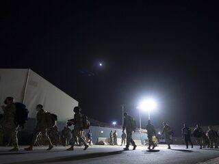 13 mŕtvych, stovky zranených. Americkí vojaci po útokoch Iránu opúšťajú základne a končia v hoteloch