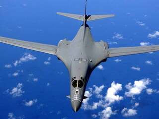 Američania prvýkrát ukázali bombardér B-1B s hypersonickou raketou. Pre Rusko a Čínu je to nepríjemný odkaz