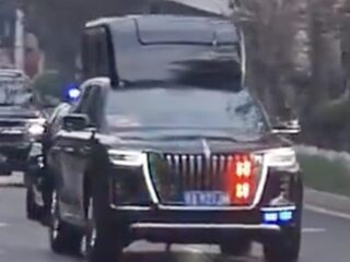 Nikto nevie, čo je vo vnútri. Tajomné čínske SUV v Trumpovej kolóne vyvolalo rozruch