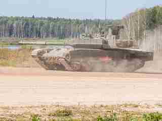 VIDEO: Rusko vylepšilo tanky T-90M, T-80BVM a T-72B3M. Posiela ich na front na Ukrajine