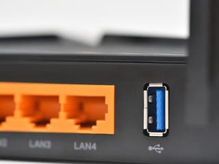 Máš na routeri USB port a nikdy si ho nepoužil? Toto všetko cez neho môžeš pripojiť