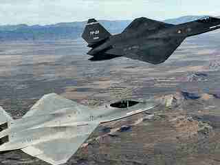 YF-23 bola rýchlejšia, nenápadnejšia a mala väčší dolet než F-22. Američania ju napriek tomu odmietli