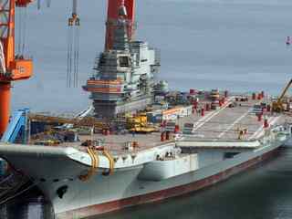 Čína pripravuje jadrovú superlietadlovú loď. Má prekonať americkú triedu Ford