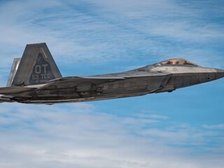 Americký F-22 Raptor verzus čínsky J-20 a ruský Su-57: ktorá stíhačka by vyhrala vojnu o oblohu