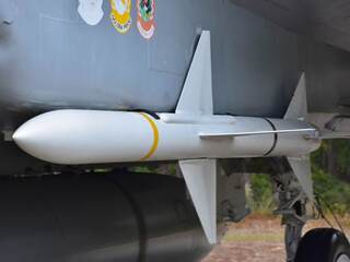 VIDEO: Nad Kyjevom padol ruský dron Gerbera po zásahu raketou Hellfire. Ľudia z ulíc zrejme videli nový spôsob obrany mesta