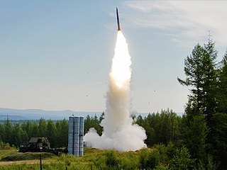 Rusko upravilo systémy S-400 na útoky proti Ukrajine. V zásobách má približne 400 rakiet RM-48U