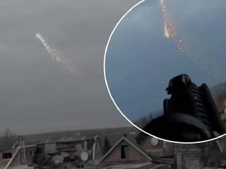 VIDEO: Ruský dron Molniya sypal nad Ukrajinou žeravý kov. Lacný stroj z preglejky má prepáliť siete, ktoré chránia vojakov pred FPV dronmi