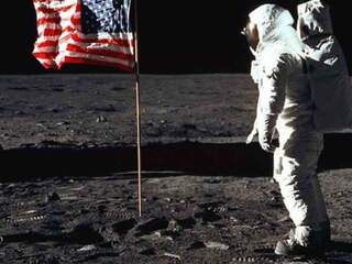 Bol let a pristátie ľudí na Mesiaci podvod? Toto sú najčastejšie argumenty konšpirátorov a vysvetlenia, prečo neobstoja