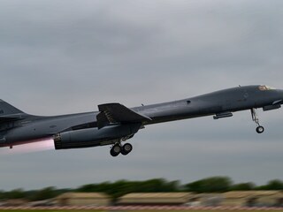 Všetkých 12 bombardérov B-1B náhle opustilo britskú základňu. Američania mali dostať varovanie pred iránskou hrozbou