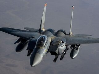 Zo stíhačky F-15E sa stáva lovec dronov. Proti Šáhidom môže niesť až 42 rakiet