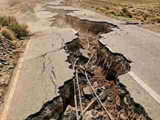 VIDEO: Zem sa počas zemetrasenia roztrhla priamo pred kamerou. Vedci zachytili posun o 2,5 metra v priebehu sekúnd