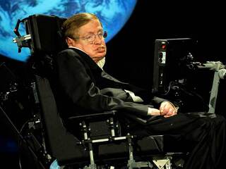 Stephen Hawking predpovedal v roku 1995, ako bude vyzerať rok 2025. Neuveríš, čo všetko sa naplnilo