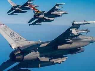 NATO vyslalo stíhačky k ruskému An-12 aj Su-35. Slovenské F-16 čaká podobná služba