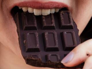 Vedci spájajú látku z horkej čokolády s pomalším biologickým starnutím. Bežná tabuľka z obchodu však nestačí