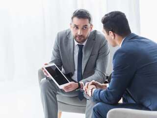 Slováci sa dožívajú viac rokov, čo znamená aj dlhší čas na dôchodku. Ako sme na to finančne pripravení?