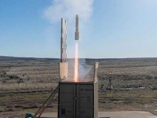 Lockheed Martin predstavil raketový odpaľovač GRIZZLY. Vyzerá ako obyčajný kontajner, no odpáli raketu AGM-114 Hellfire