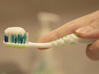 Vedci vyvinuli zubnú pastu, ktorá zastaví baktérie spojené so zápalom ďasien bez toho, aby zničila dobré baktérie v ústach