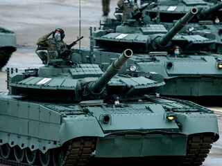 Rusko označilo svoj tank T-80BVM za „tichého zabijaka“. Rostec tvrdí, že dokáže nepozorovane obísť nepriateľa