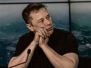 Nová šéfka MI6 varuje pred miliardármi. Hrozí, že postupne preberú vládnutie nad svetom