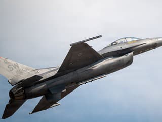 USA dajú stíhačkám F-16 nový „mozog“. Staré počítače už obmedzujú ich ďalšiu modernizáciu